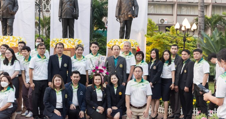 สภาพนักงานมหาวิทยาลัยเกษตรศาสตร์ เข้าร่วมพิธีวางแจกันดอกไม้คารวะสามบูรพาจารย์ เนื่องในวันสถาปนามหาวิทยาลัยเกษตรศาสตร์ ครบรอบ 81 ปี