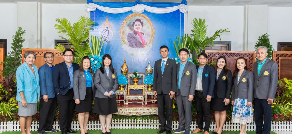 สภาพนักงานมหาวิทยาลัยเกษตรศาสตร์ เข้าร่วมพิธีถวายพระพรชัยมงคล และร่วมลงนามถวายพระพร สมเด็จพระนางเจ้าสิริกิติ์ พระบรมราชินีนาถ พระบรมราชชนนีพันปีหลวง เนื่องในโอกาสวันเฉลิมพระชนมพรรษา สมเด็จพระนางเจ้าสิริกิติ์ พระบรมราชินีนาถ พระบรมราชชนนีพันปีหลวง เนื่องในโอกาสวันเฉลิมพระชนมพรรษา สมเด็จพระนางเจ้าสิริกิติ์ พระบรมราชินีนาถ พระบรมราชชนนีพันปีหลวง วันที่ ๑๒ สิงหาคม